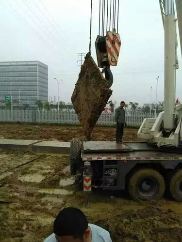由于场地太差,现场在他们吊车老板的带领下,300多吨的石头硬是挪了七