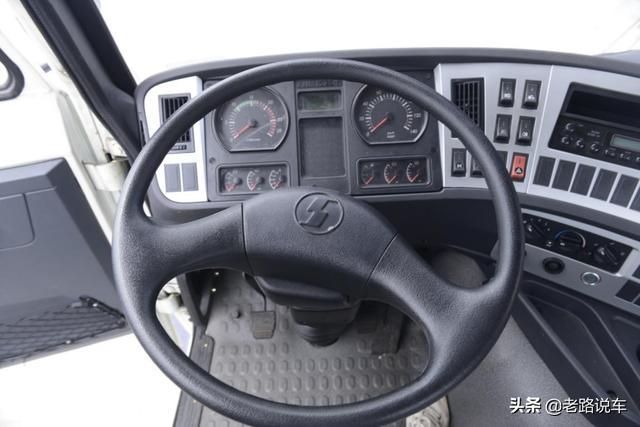 > 奥龙配件批发,陕汽奥龙车配件大全     由于是后期车型,驾驶室内部