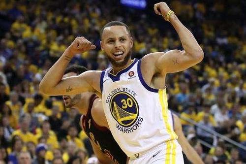 库里投进超远压哨三分,有谁注意到他的手势?