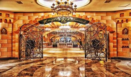 蓬莱欧乐堡骑士度假酒店连廊骑士大床房或高端亲子房或森林树屋亲子房