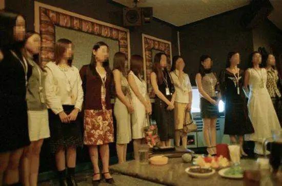效益不好经理训斥ktv公主都不让客人摸还怎么赚钱