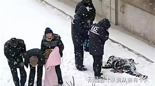 哈尔滨一女子出轨后裸身跪在雪地求丈夫原谅一夜过后冻死家门口