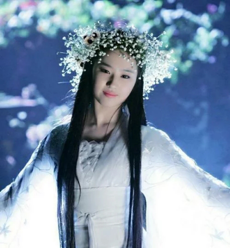 还有另一版"小龙女"的扮演者刘亦菲,白衣飘飘的古装扮相内地鲜少有