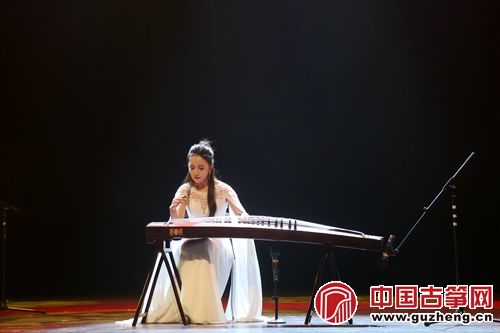 青年古筝演奏家程皓如演奏乐曲《秦土情》
