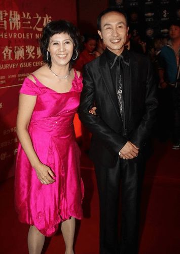 别看巩汉林和金珠是小品演员正经起来很是恩爱穿着朴素简约