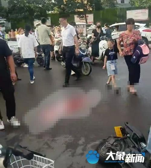 平顶山一小学校门口发生车祸 2名孩子卷入车底 其中一人仍在重症监护