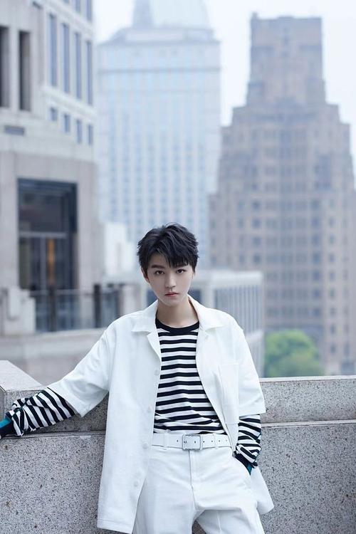 王俊凯身着白色西装 少年感十足!