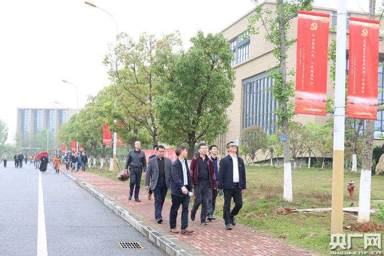 江西师大科技学院开展重走"党史路"健步走活动