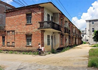 楼房虽旧,但在农村,每户住上2层楼房实在不多见.