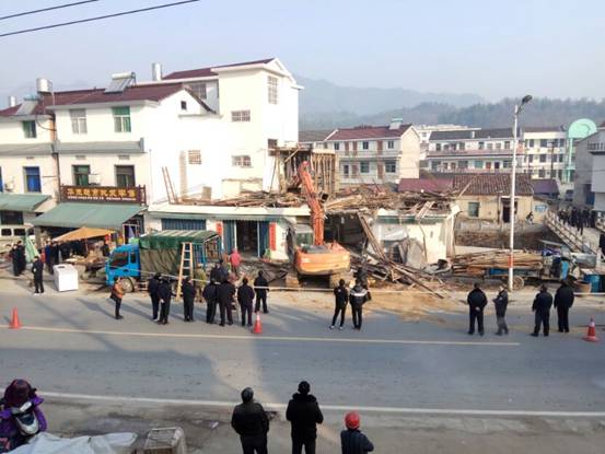 舒城县城管执法局助力晓天镇拆除违法建设