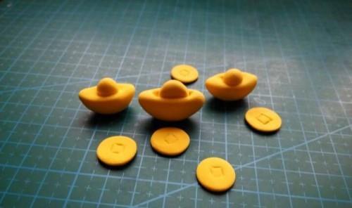 用粘土制作招财纳福的方法