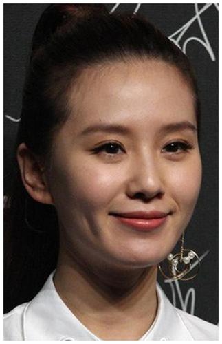 刘诗诗穿修身t恤现身活动照片未修素颜流出脸色暗黄下巴臃肿