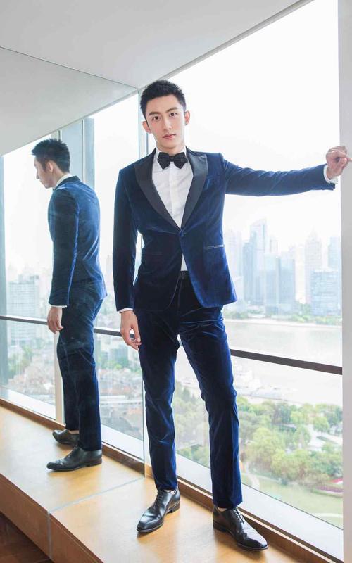 下一组图: 张彬彬米兰帅气街拍写真 黄景瑜,1992年11月30日出生于