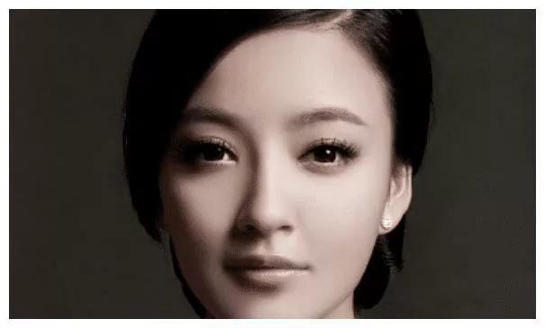 刘玥霏小巧玲珑具有温婉甜美的邻家女形象非常迷人