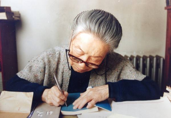 作家杨绛的读音"绛"怎么读