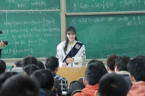 这位同学姓"刘",名字却太奇葩,上课点名时女老师每次都很尴尬