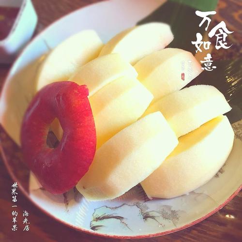 早上买的世界第一苹果拜托老板切了,可惜没有阿克苏的脆甜多汁.