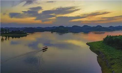 《漫天彩霞落鲁湖》