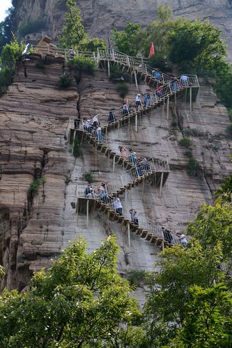 写美篇  王相岩自唐以来,享有盛名,景区东临溪水,西依悬崖,左右两侧