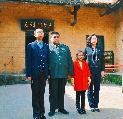毛东东今年18岁书包背到褪色也不愿换毛新宇每年带他悼念主席