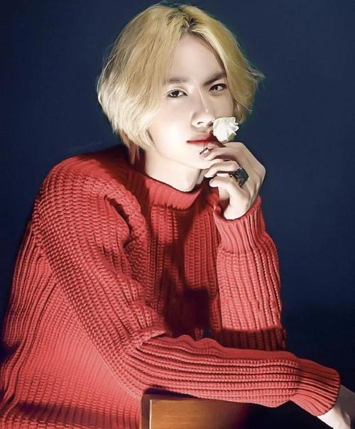 王一博早期罕见造型曝光!化烟熏妆留长辫,网友直呼认不出