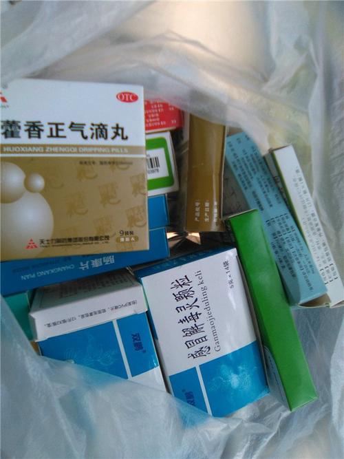 车上准备不少感冒药,肠胃道药,抗生素,消炎药,外伤药,绷带.