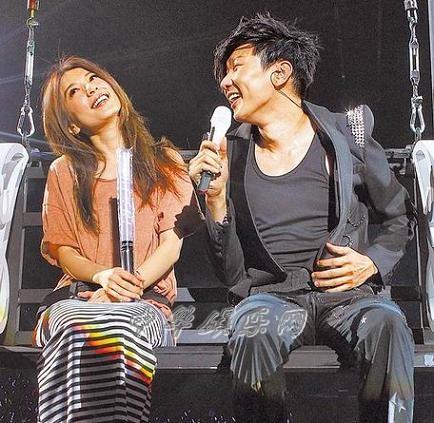 林俊杰当众强抱田馥甄共坐秋千唱情歌蔡依林代jj求爱图