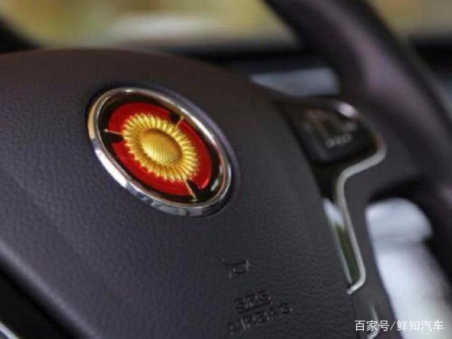红旗汽车第一个正式使用的标志是经典的金色葵花车标,它诞生在1964年