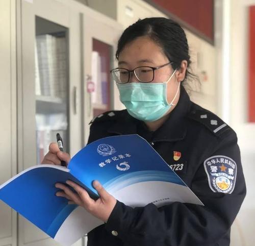 "井潇潇说,每每想到这个冰袋,心里都会暖暖的.