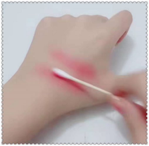 美术生先在手背上画出两道红线,然后用棉签将颜色推开,制造成很自然的