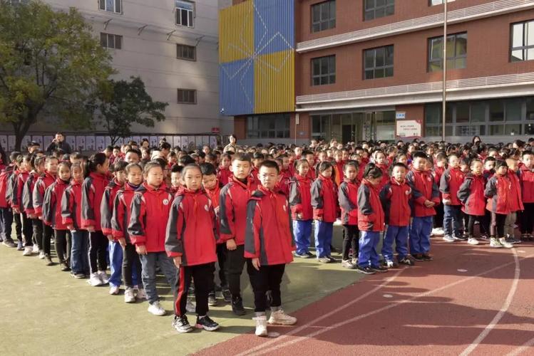 筑牢校园安全防线为师生保驾护航朝阳街小学组织开展消防应急疏散演练