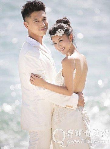 俏皮个性婚纱照唯美浪漫      近日,王雷李小萌婚纱照曝光,王雷在女友