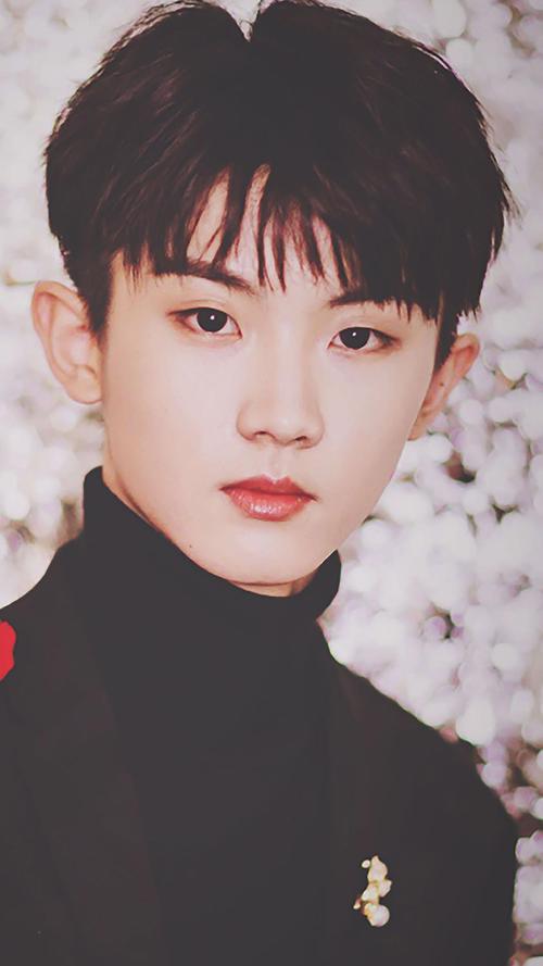 马嘉祺的鼻子很少年气,不比浓颜男子的鼻子那样纯粹立体,过于硬朗.