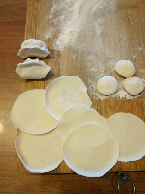 和面,擀皮,包饺子.