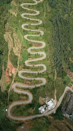 7公里68道拐!在"天下第一弯"的公路上,你敢开车吗?