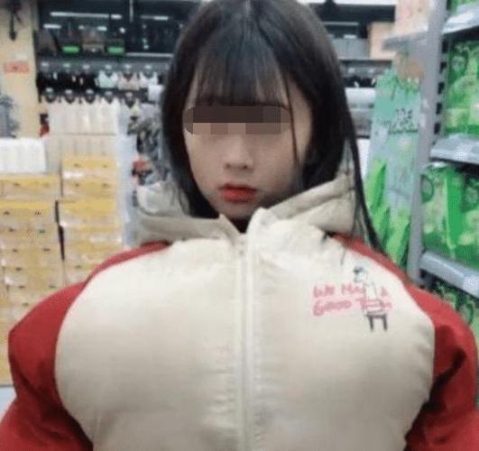 女子逛超市因胸部太大保安怀疑偷东西掀开衣服后尴尬了