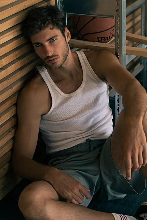 这个奥地利男模在网上发自拍被星探看中,从此成为时装