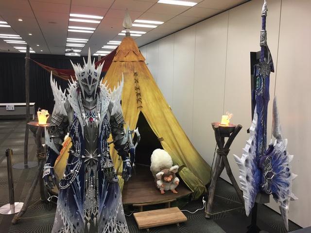 《怪物猎人世界》冰咒龙套装1:1模型展示,银蓝色调尽显奢华高贵