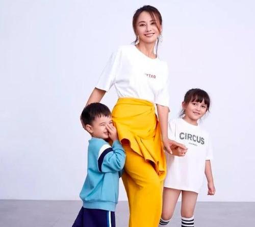 马雅舒一家5口聚餐,儿子坐c位,继女全程和后妈隔开距离!