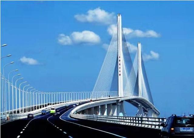 上海长江隧道(左)上海长江大桥(右)