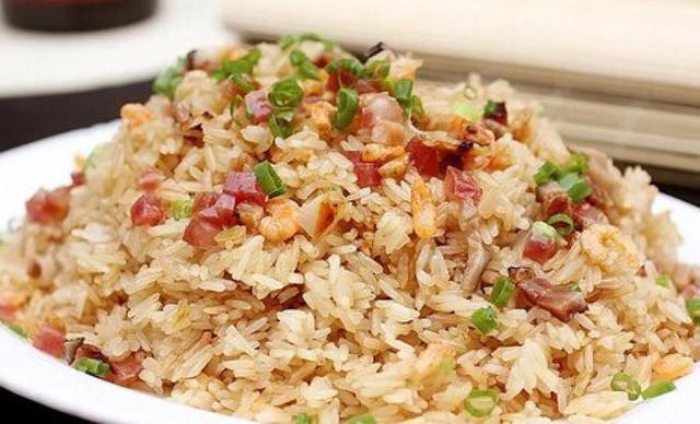 她说生炒糯米饭是有名的广东菜肴,不过广东的糯米饭是腊味的,会加腊肉