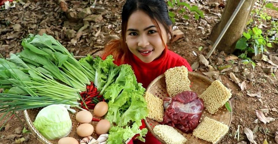 柬埔寨女孩准备新鲜蔬菜和牛肉做顿美食, 最后网友却表示接受不了!