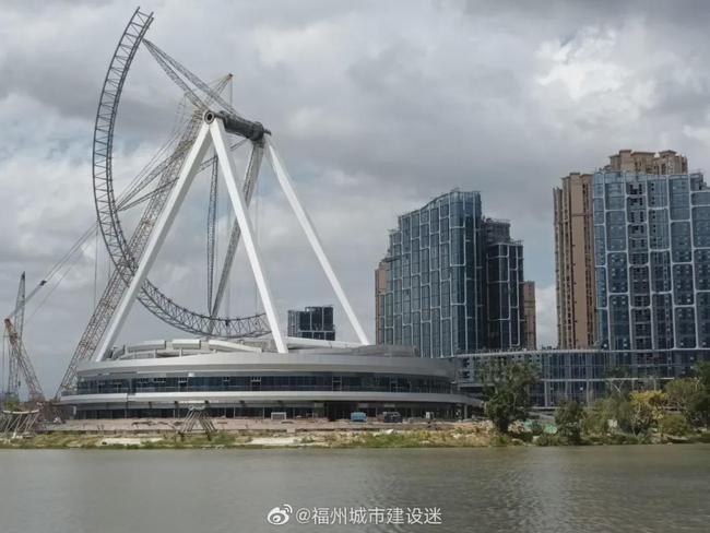 未来市民可通过大型室外景观坡道,从晋安湖公园走到摩天轮,摩天轮下方