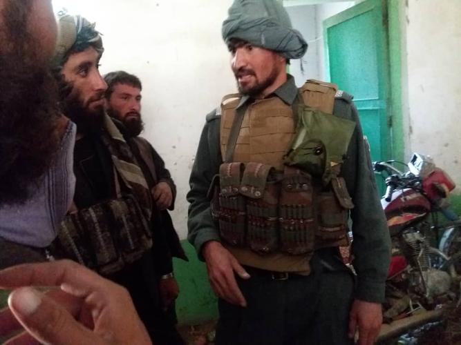 三百士兵连人带枪投降塔利班