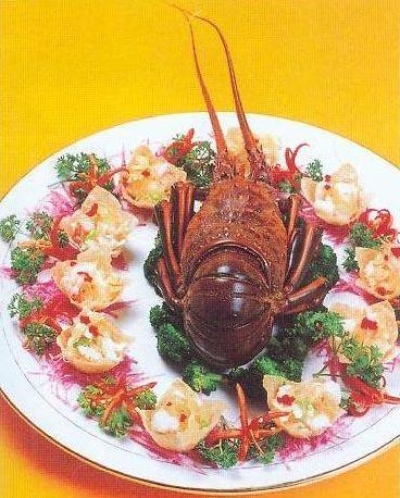龙腾四海 原料有龙虾 土豆 西芹 蟹黄 料酒 盐 鸡蛋清