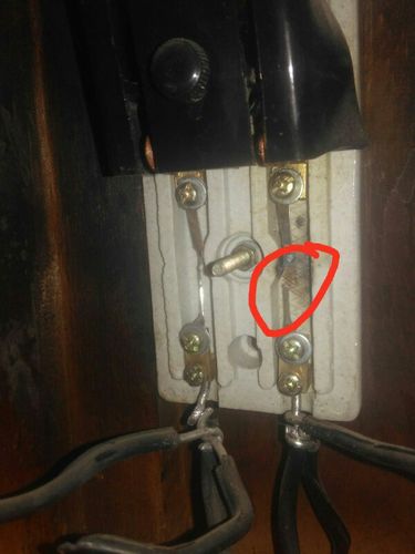 请问,这种老式电表怎么看保险丝烧没烧断,烧断了怎么换啊?