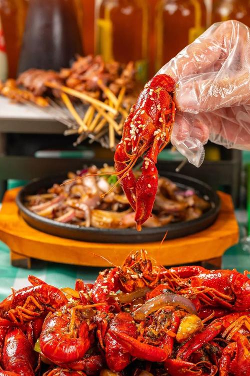 烧烤配小龙虾,再就上几口冰镇啤酒,这种夜宵摊上的 神仙组合,才是专