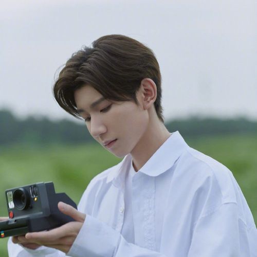 帅气的王源头像,背景图