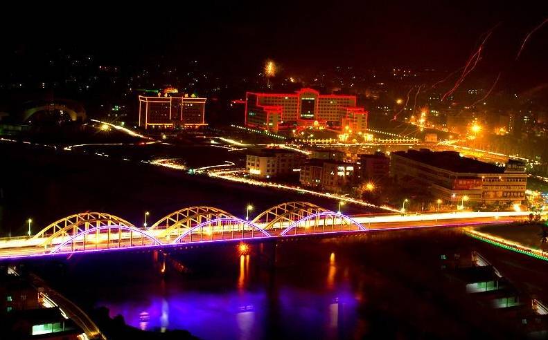 化州市处在粤西地区中心位置,鉴江中下游,是化州,茂名,玉林三座地级