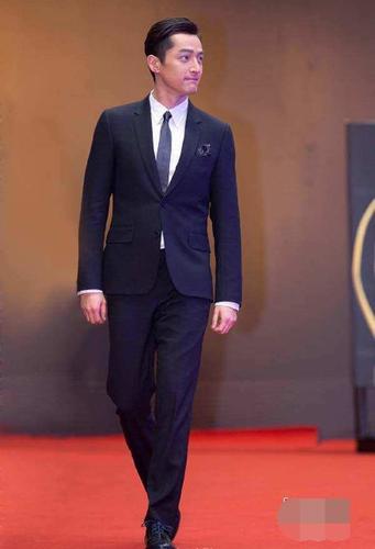 《仙剑奇侠传3》或者《猎场》中都没觉得胡歌有多高,只是身材很匀称